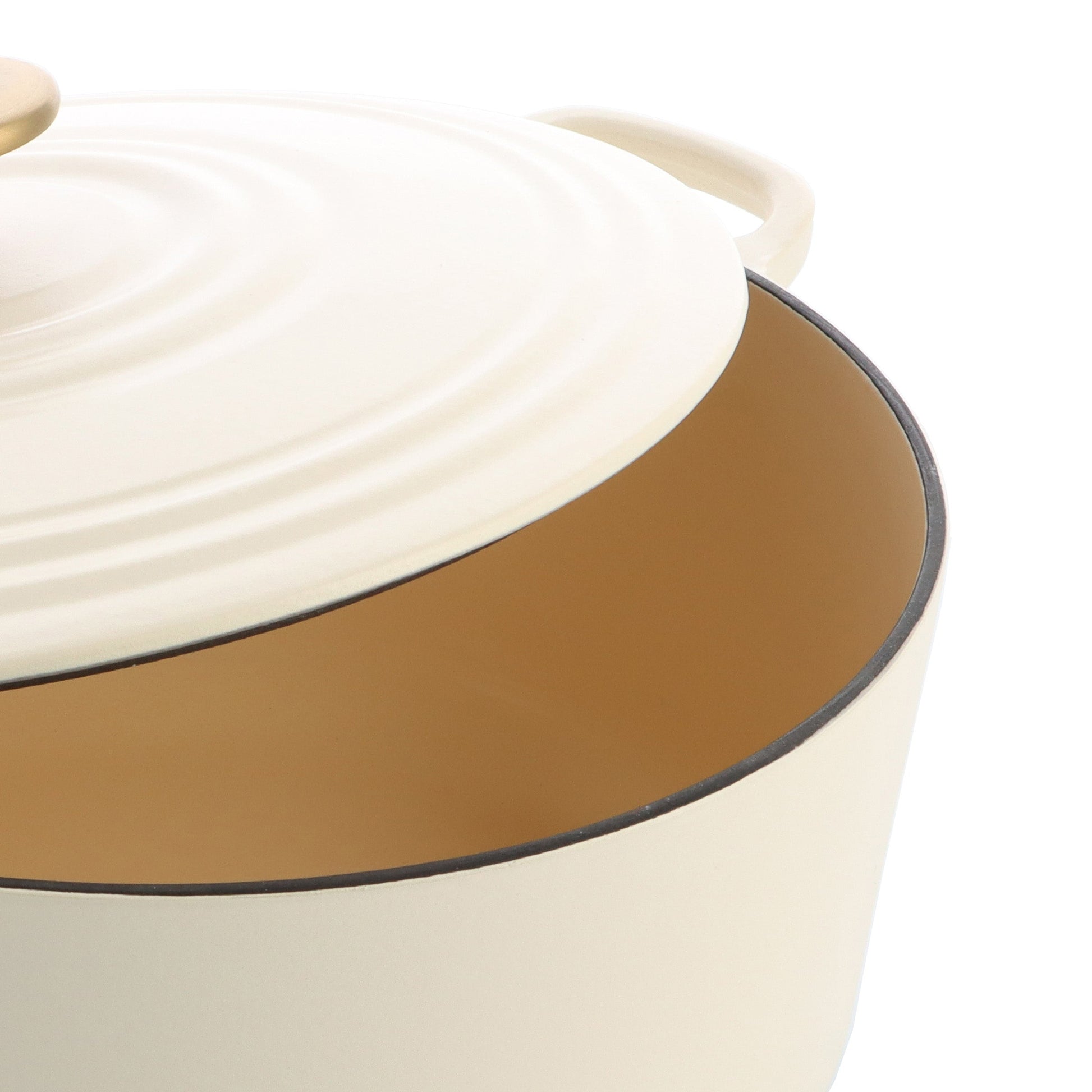 Detail van de crèmewitte BK Bourgogne braadpan met deksel en okerkleurige binnenkant