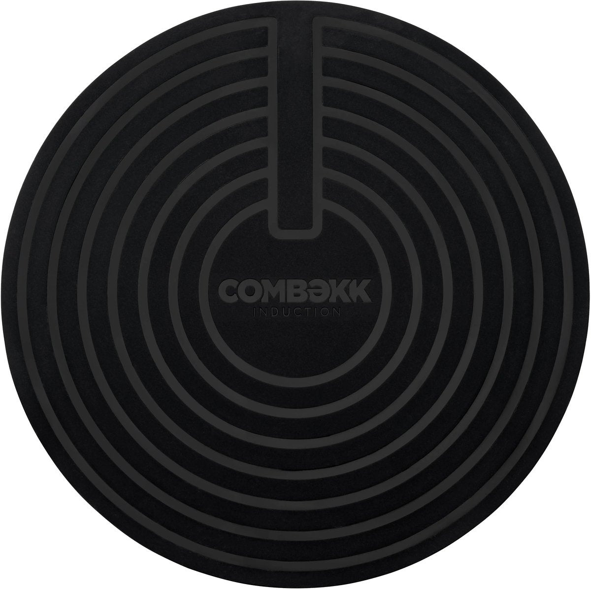 Eén inductiemat van bovenaf met concentrische ringen rond het Combekk-logo