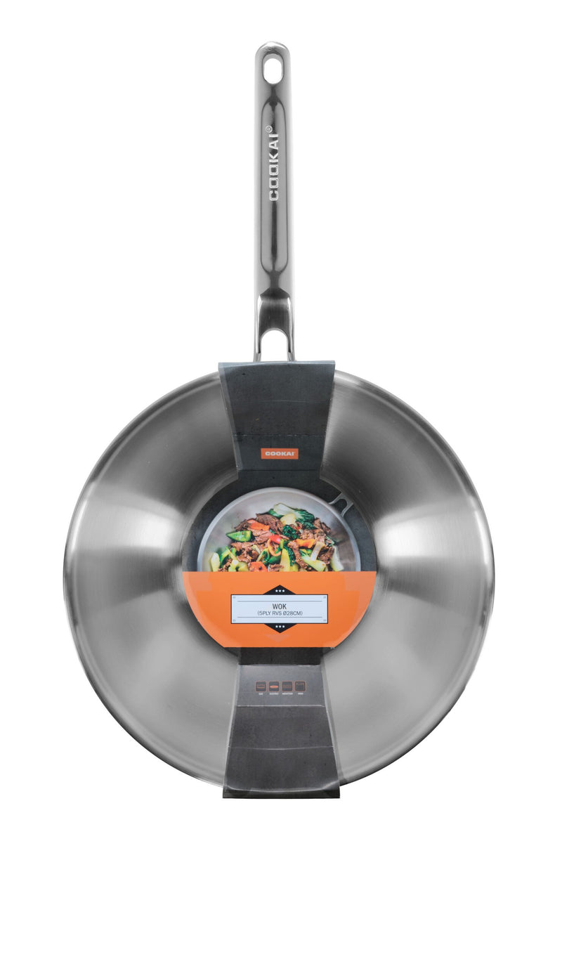 De Cookai wokpan in de verpakking met het oranje Cookai-label