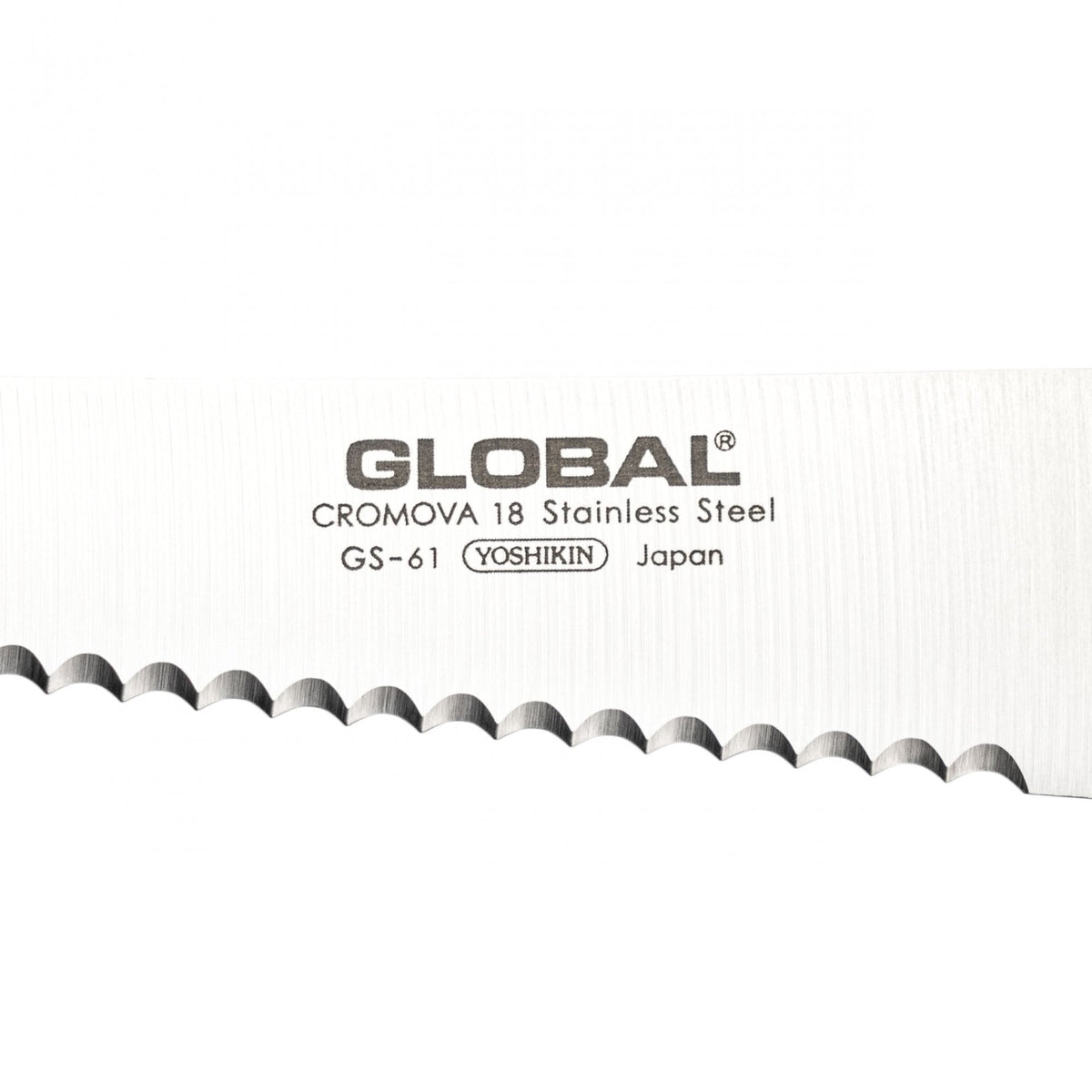 Close-up van het gekartelde lemmet en het logo van het Global GS-61 bagel- en broodmes