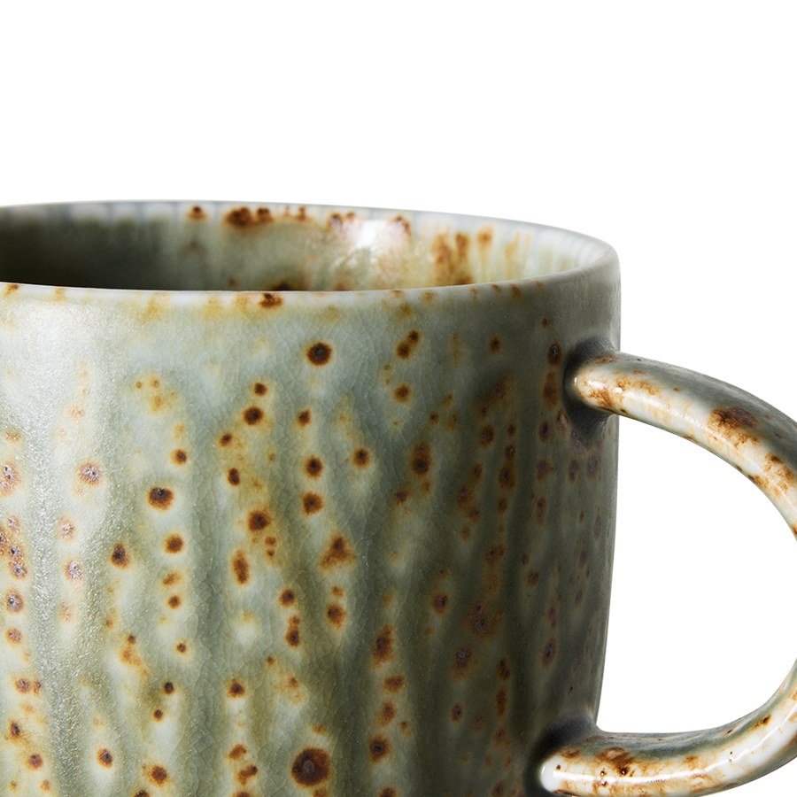 Close-up van het gespikkelde groene glazuur en het oor van de Chef Ceramics mok Rustic Green