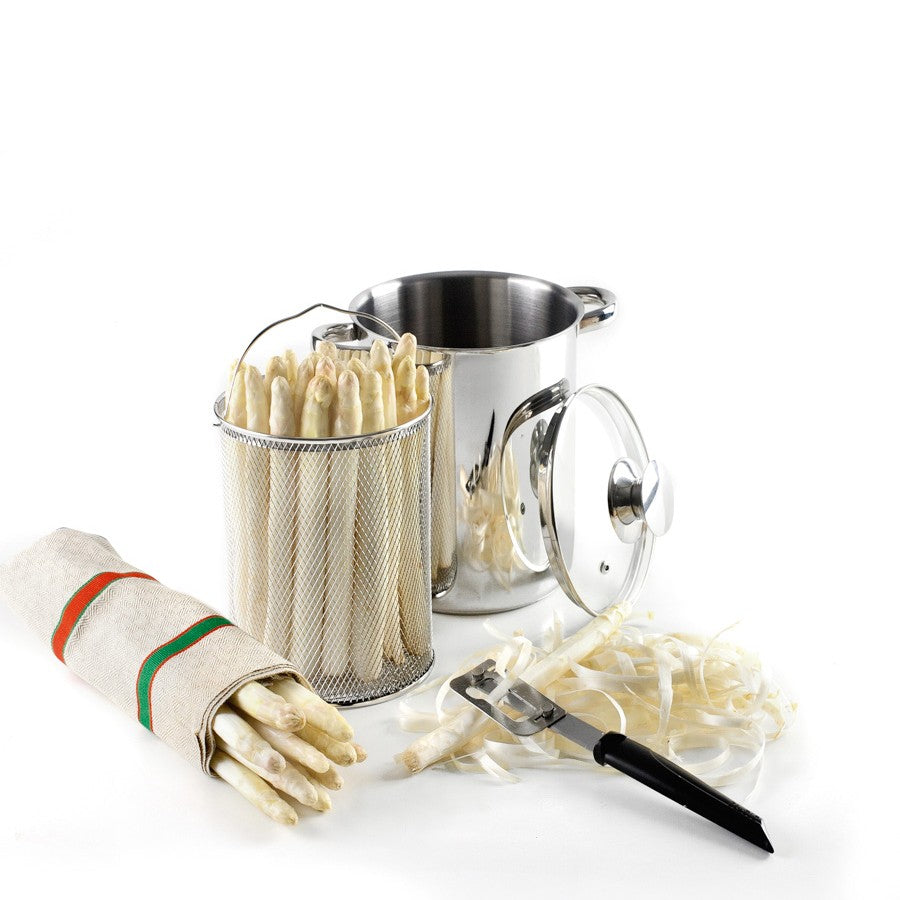 Ibili Aspergepan, sfeerfoto met pan, mand vol witte asperges, gestreepte theedoek en dunschiller