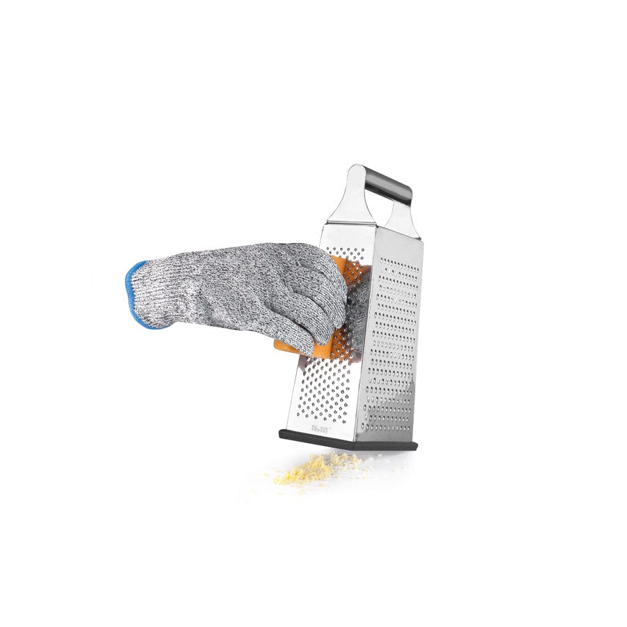 Ibili Beschermhandschoen - Maat M, handschoen in gebruik tijdens het raspen van kaas.
