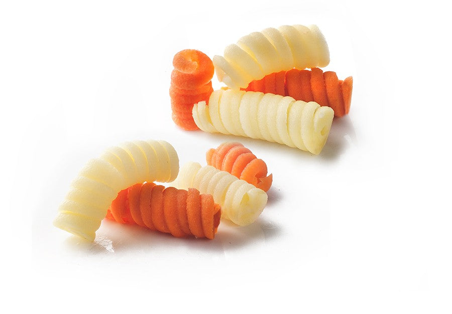 Ibili Decoratiespuit Dubbele Spiraal, spiraalgesneden krullen van wortel en aardappel als resultaat.