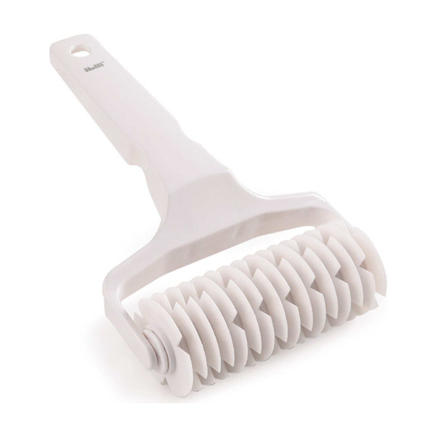 Ibili Deegprikroller Wit, witte kunststof roller met deegprikwieltje en handvat op witte achtergrond