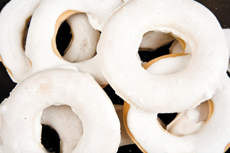 Ibili Donutsteker, meerdere donuts met witte glazuurlaag als resultaat van het gebruik.