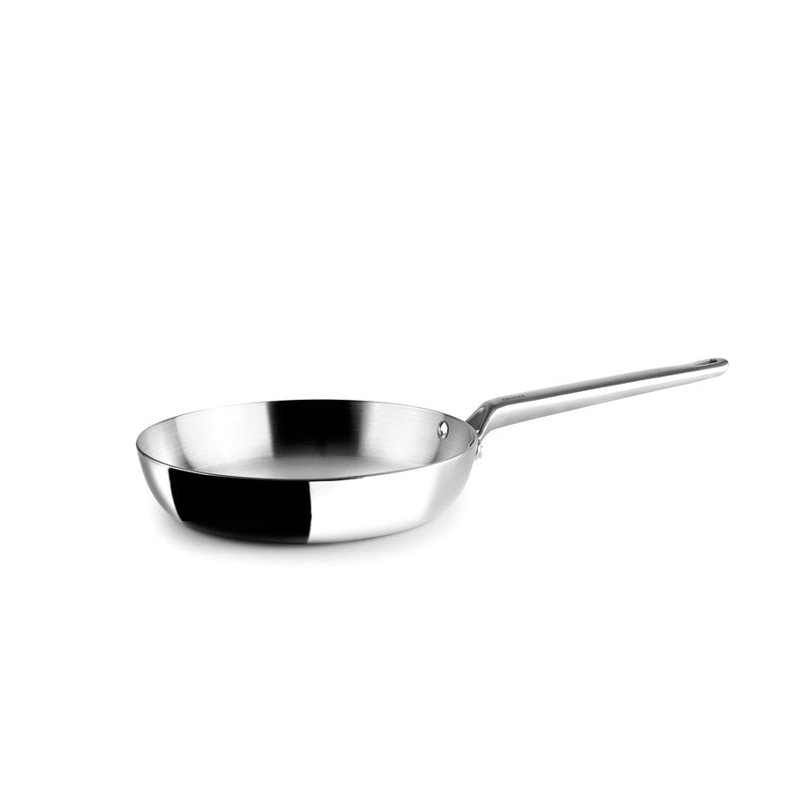 Ibili Element Koekenpan 5-Ply, schuin zijaanzicht zonder label met zicht in de pan en lange rechte steel