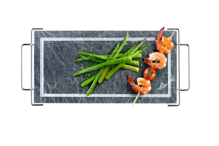 Ibili Grillsteen 37 x 18 cm, bovenaanzicht geserveerd met garnalenspiesjes en groene asperges