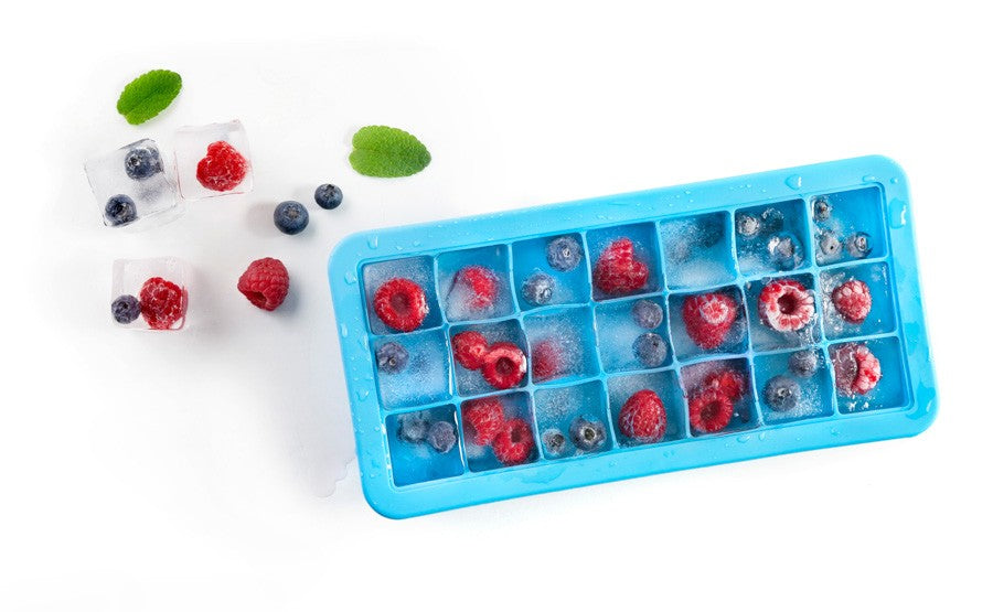 Ibili IJsblokjesvorm met Deksel - 21 vaks, gevuld met fruit en muntblaadjes voor ijsblokjes.