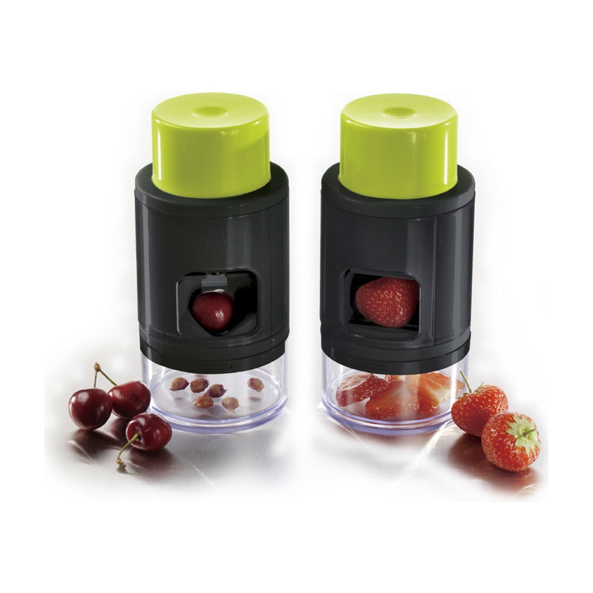 Ibili Kersen- en Aardbeiensnijder, twee zwarte ontpitters met groene knop en doorzichtig opvangbakje naast verse kersen en aardbeien