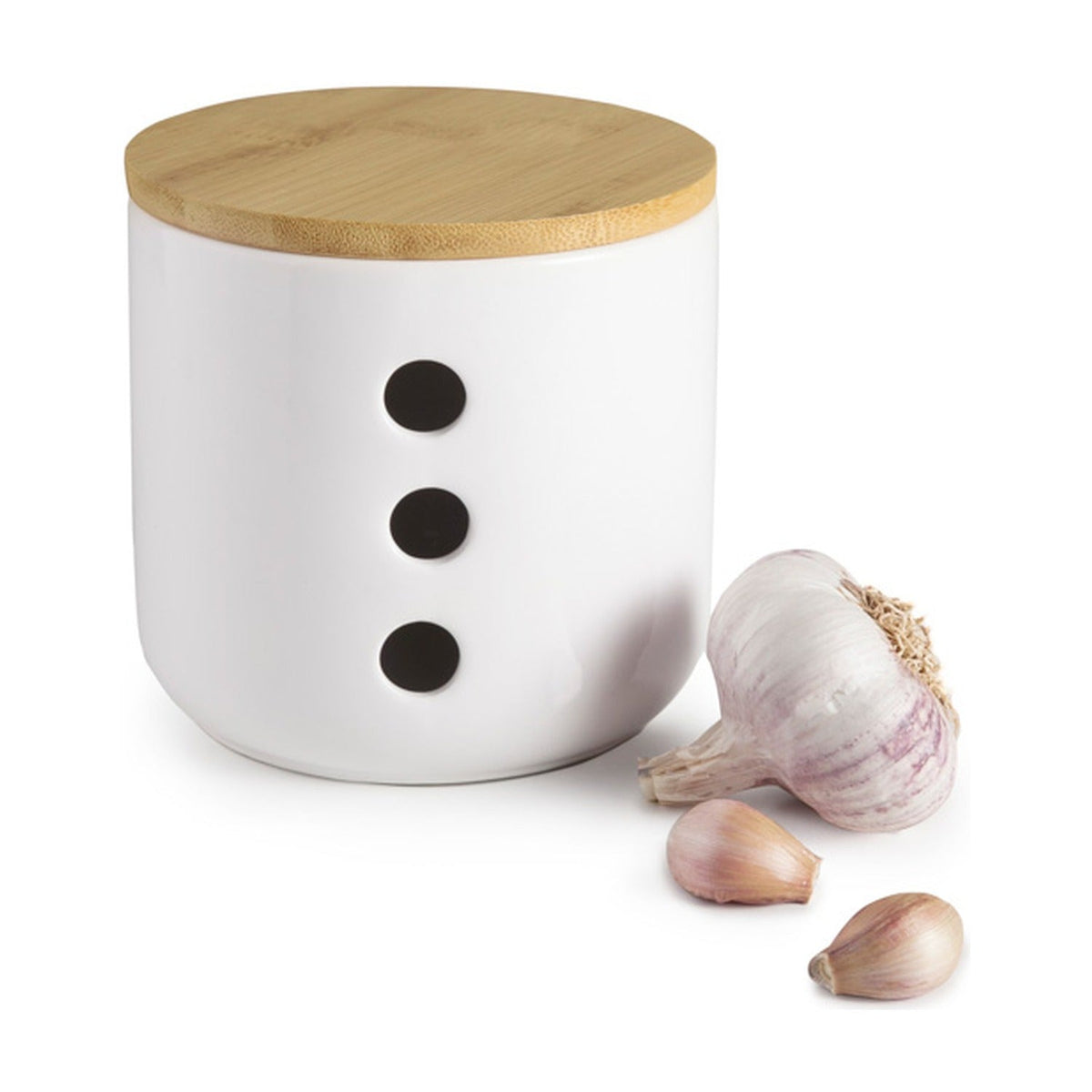 Ibili Knoflookpot Wit + Bamboe, witte keramieken pot met houten deksel en ventilatiegaatjes, met knoflook ernaast.