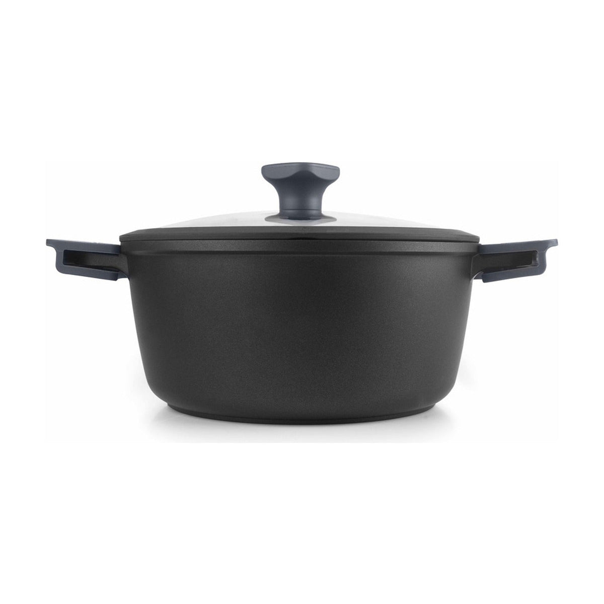 Ibili Kookpan met Deksel 24 cm, zwarte pan met glazen deksel en grijsblauwe handvatten op witte achtergrond