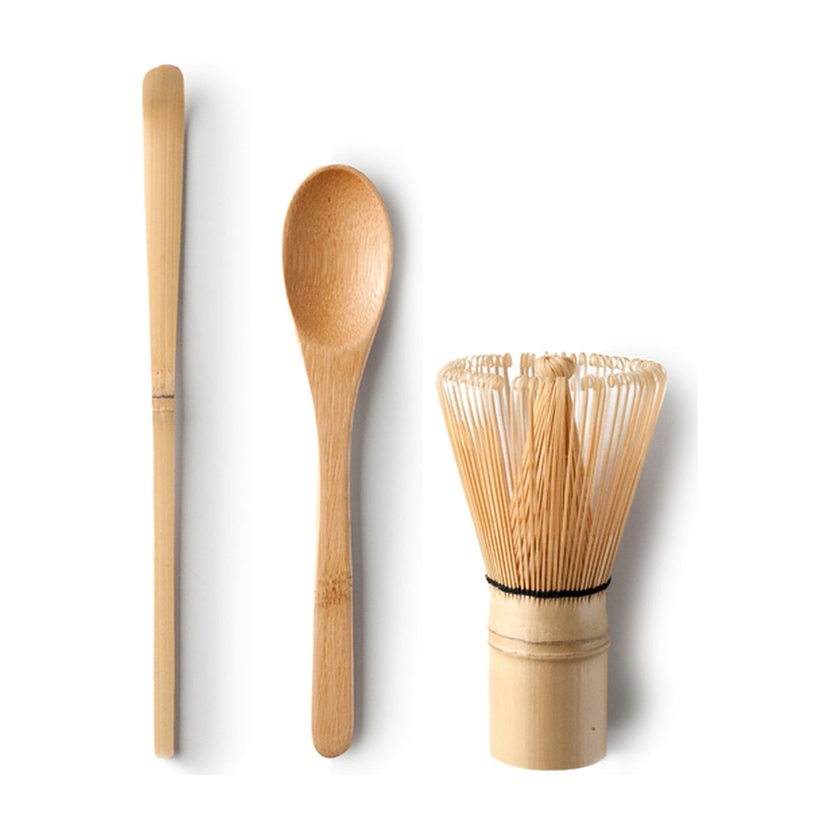 Ibili Matcha Set, bamboe matchalepeltje, roerlepeltje en matchagarde naast elkaar op witte achtergrond.