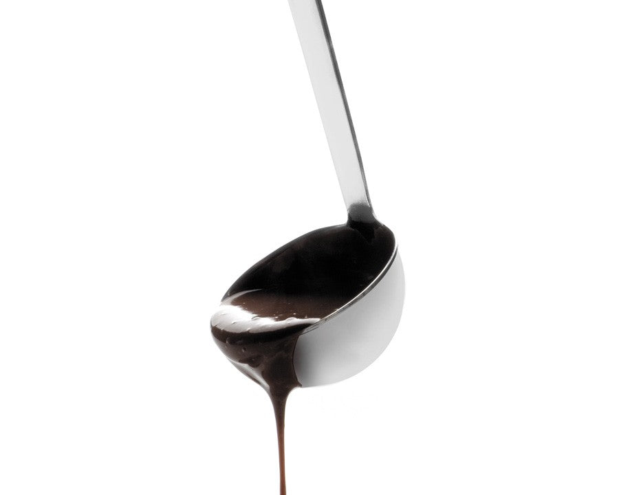 Ibili Mini Soeplepel RVS - 4 cm, close-up met chocoladesaus die uit het lepeltje druipt