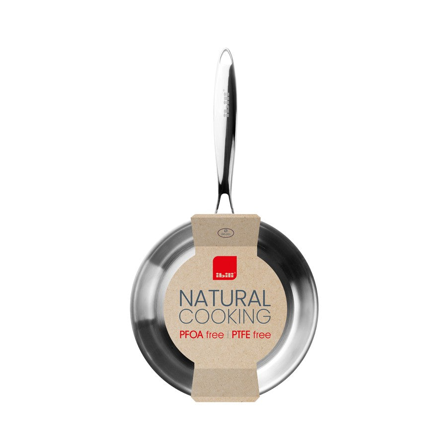 Ibili Natural Koekenpan Tri-Ply, met kartonnen label om de steel met tekst Natural Cooking PFOA free PTFE free.