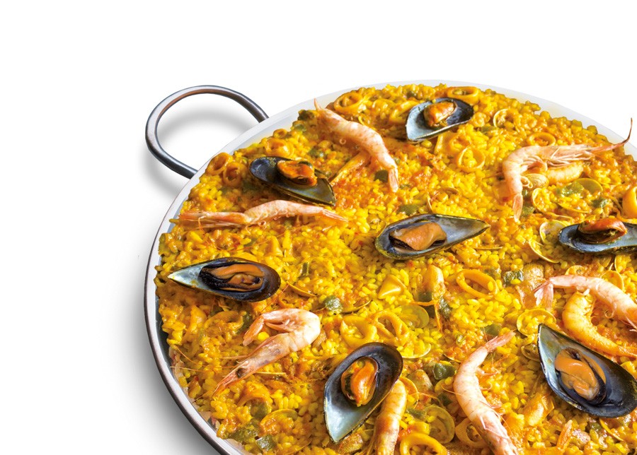 Ibili Premier Paellapan 34 cm, bovenaanzicht gevuld met paella van rijst, mosselen en garnalen