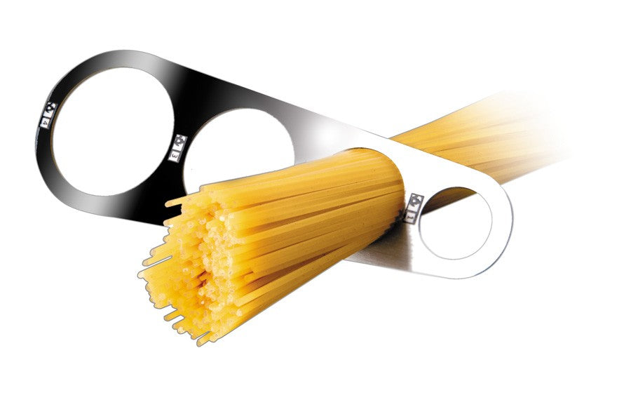 Ibili Spaghettimeter, close-up in gebruik met een bos spaghetti door de opening gestoken om de portie af te meten