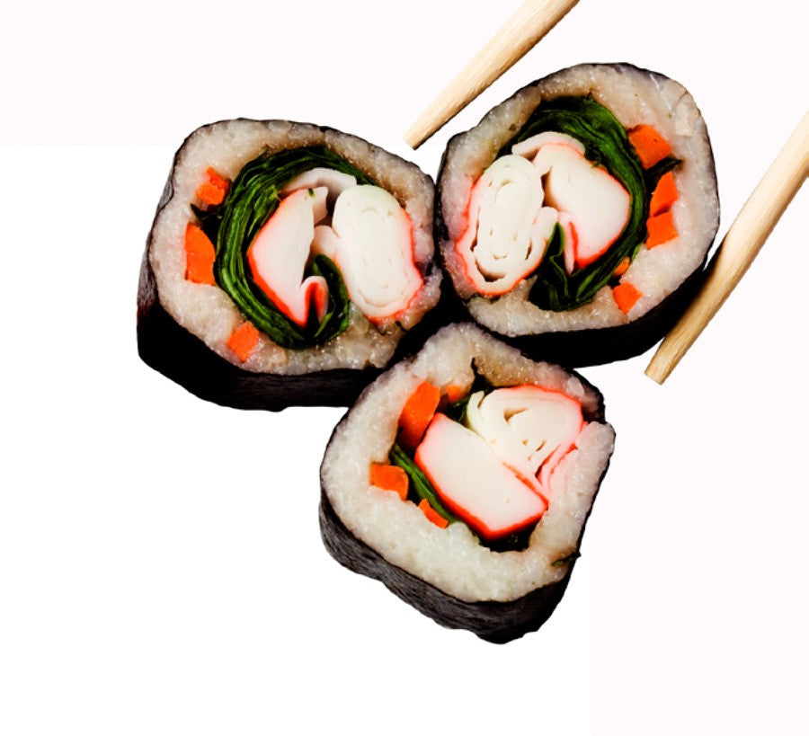 Ibili Sushi Maker, drie afgewerkte sushirolletjes met groente en surimi vastgehouden met eetstokjes