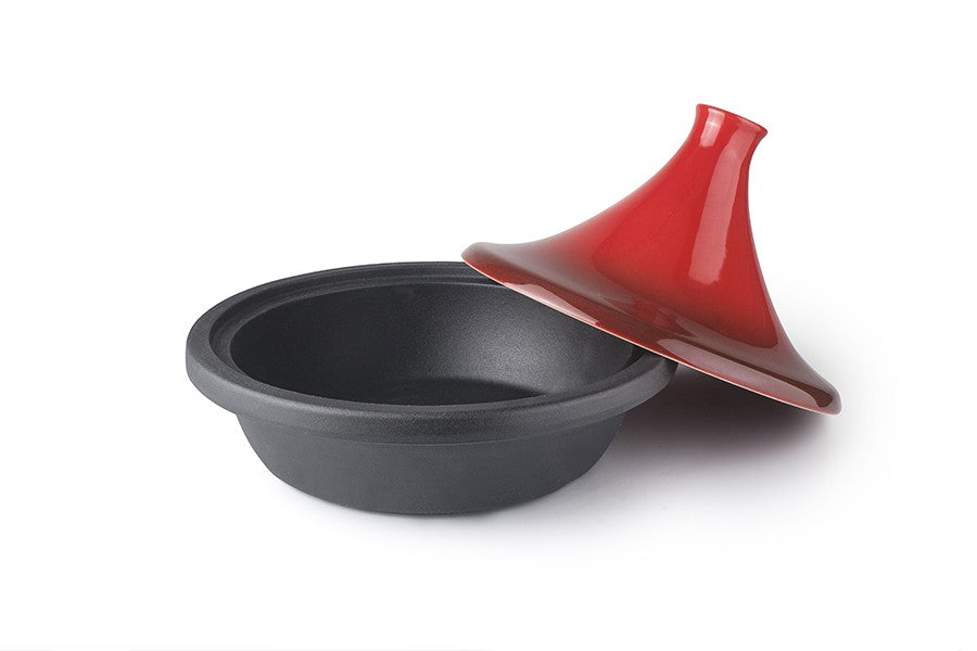 Ibili Tajine 32 cm, zwarte schotel met losse rode puntvormige deksel ernaast