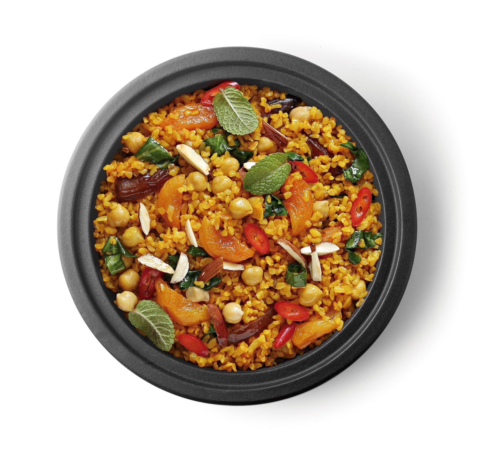 Ibili Tajine Gietijzer rood, bovenaanzicht gevuld met couscousgerecht met kikkererwten, gedroogd fruit en munt