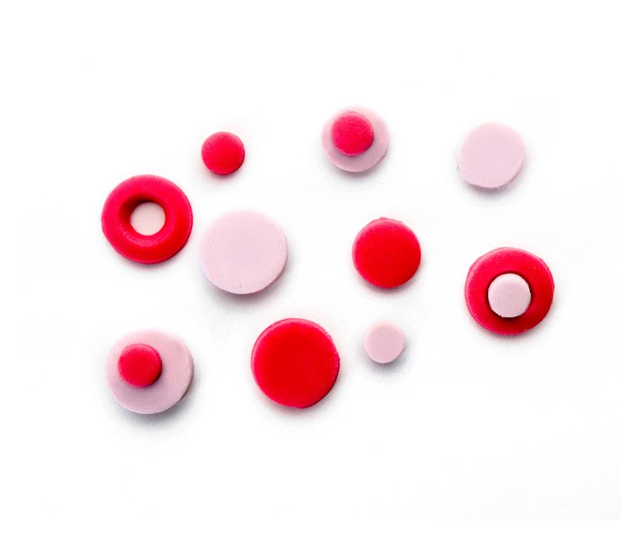 Ibili Uitstekers met Stempel Rond, close-up van rode en roze fondant rondjes in verschillende maten als toepassingsvoorbeeld