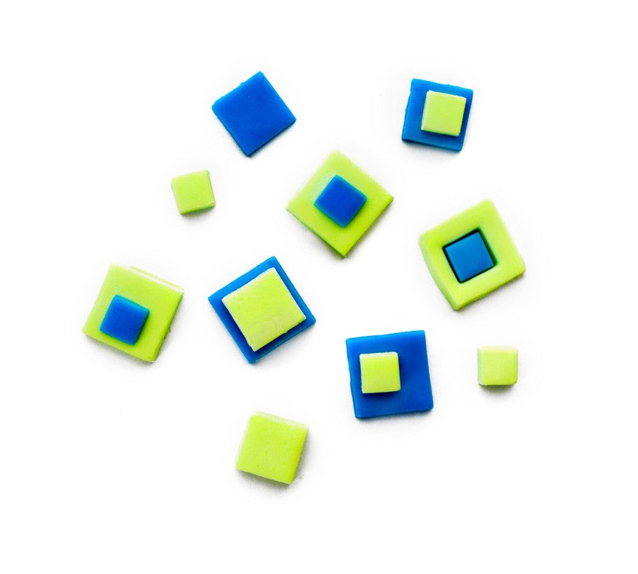Ibili Uitstekers met Stempel Vierkant, close-up van blauwe en groene fondant vierkantjes in verschillende maten als toepassingsvoorbeeld