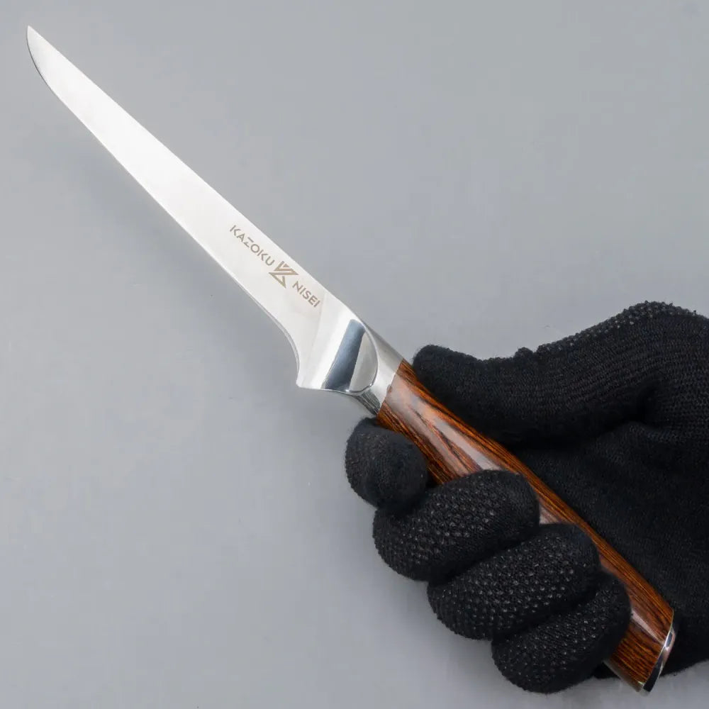 Hand met zwarte handschoen houdt het Kazoku Nisei uitbeenmes vast