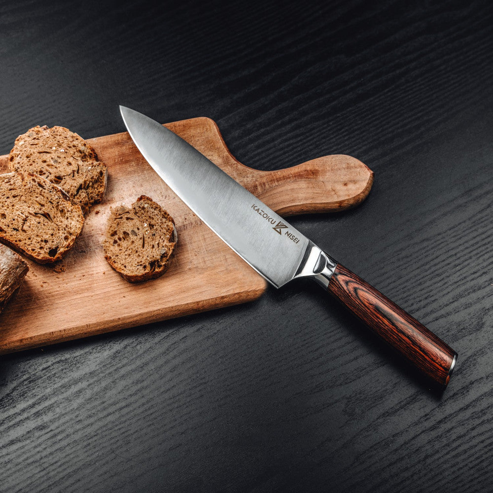 Kazoku Nisei koksmes naast plakken brood op een houten plank op een donkere ondergrond