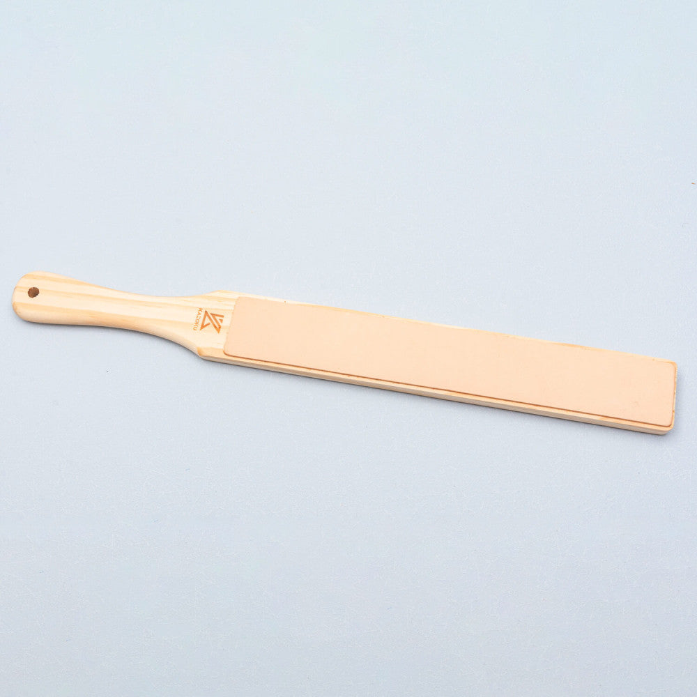Kazoku paddle strop met gladde leren zijde op een lichtgrijze achtergrond