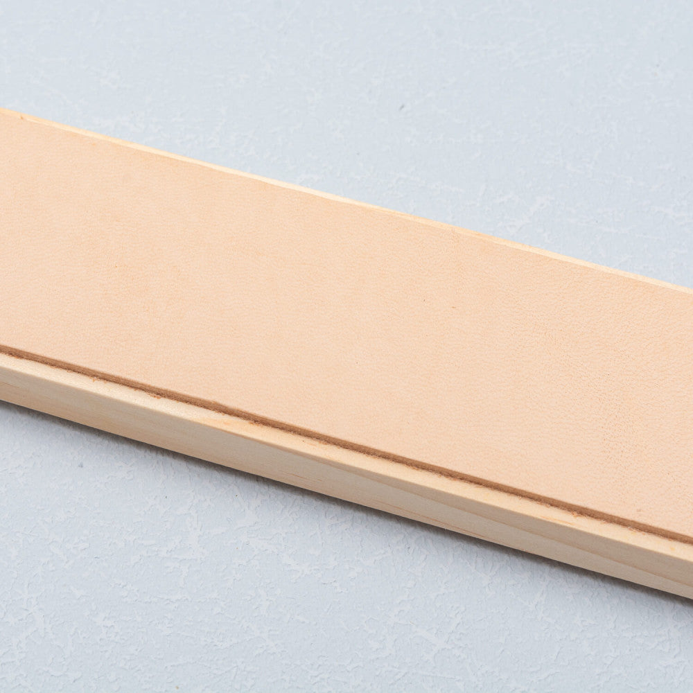 Close-up van de gladde leren zijde en de houten rand van de paddle strop