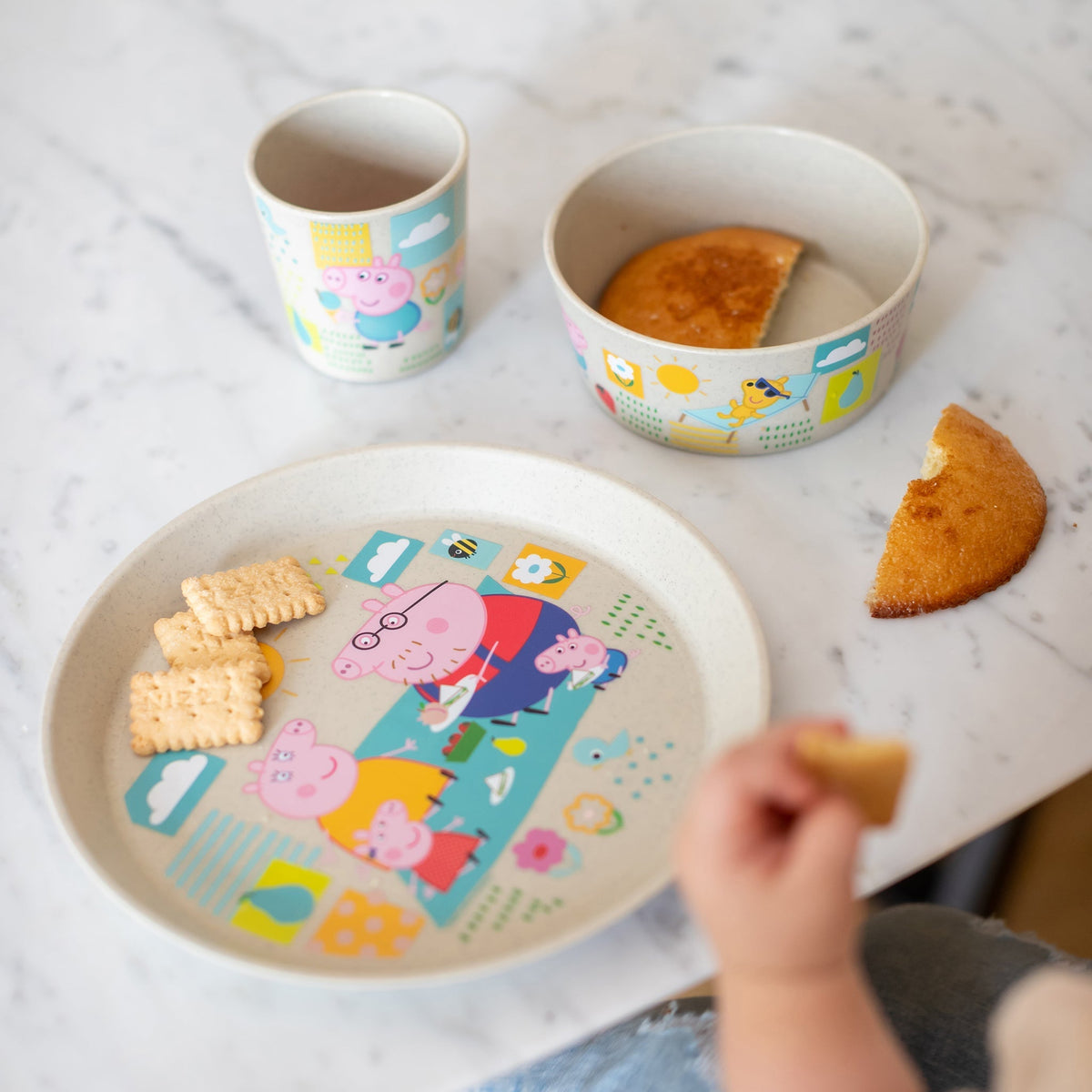 Het bord met koekjes, het gevulde schaaltje en de beker van bovenaf