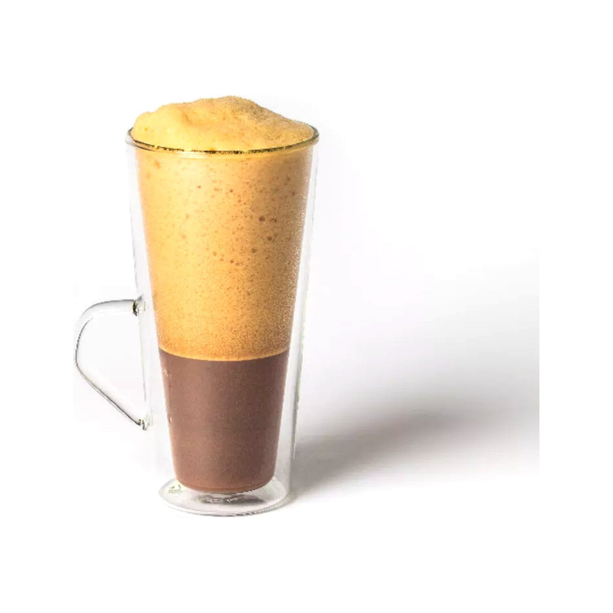 Een dubbelwandig glas met handvat, gevuld met chocolademelk en een dikke laag schuim