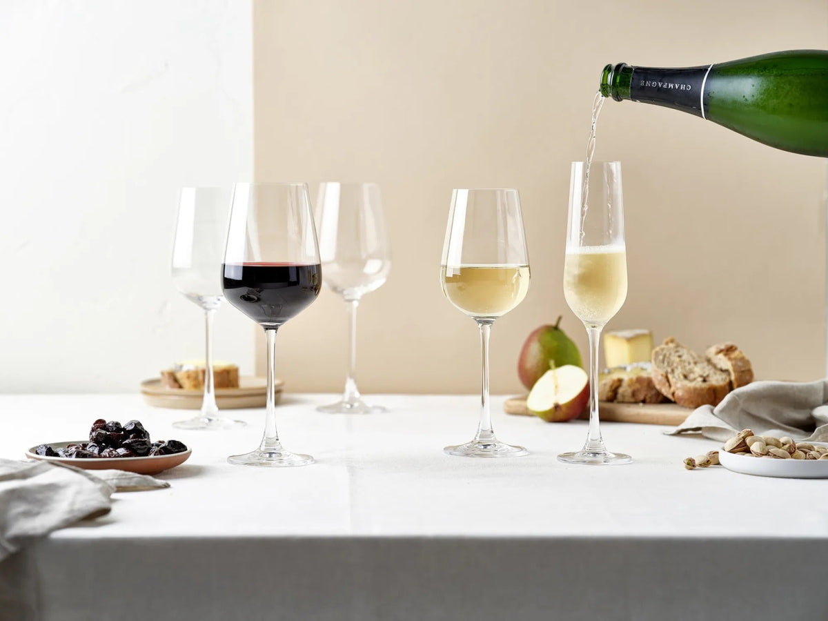 Champagne wordt ingeschonken aan een gedekte tafel
