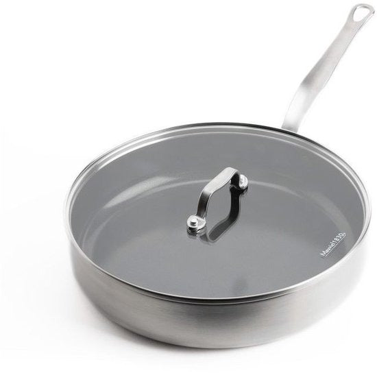 Hapjespan met glazen deksel en lange steel op witte achtergrond