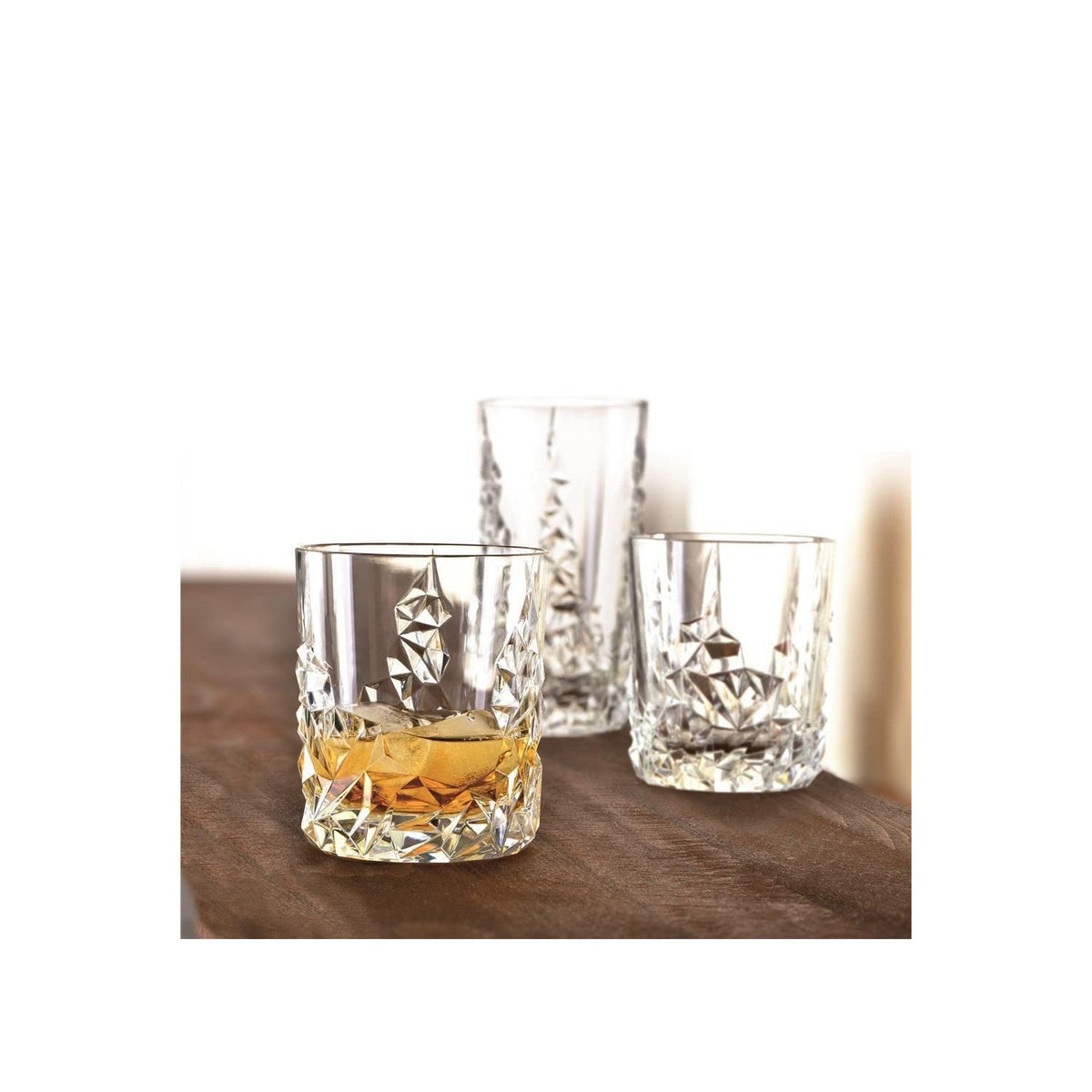 Twee Nachtmann Sculpture whiskyglazen met whisky op een houten tafel