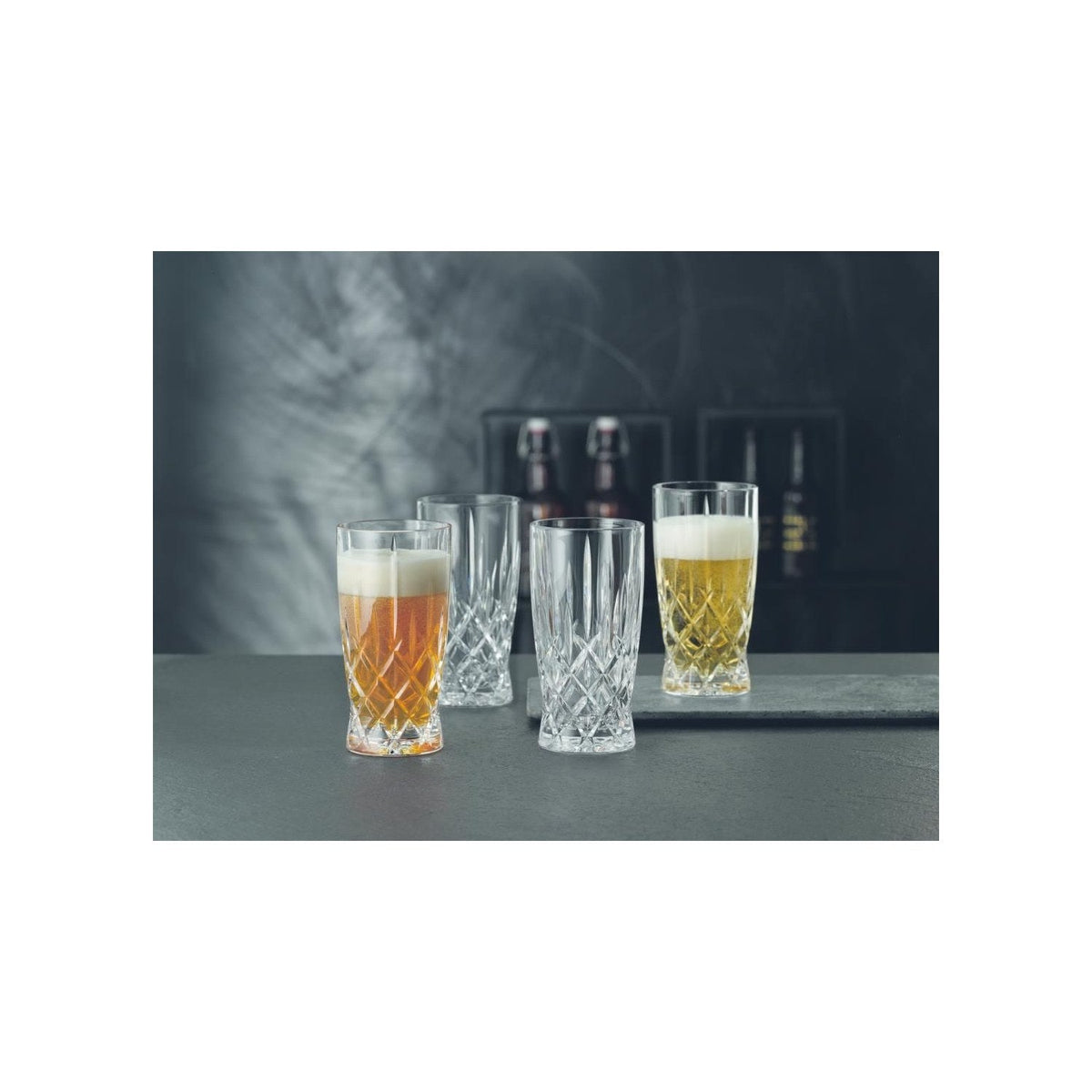 Nachtmann Noblesse softdrinkglazen gevuld met bier op een donkere ondergrond