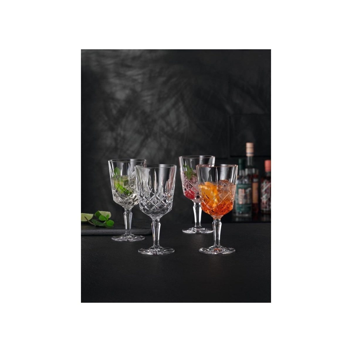Nachtmann Noblesse cocktailglazen gevuld met cocktails op een donkere tafel