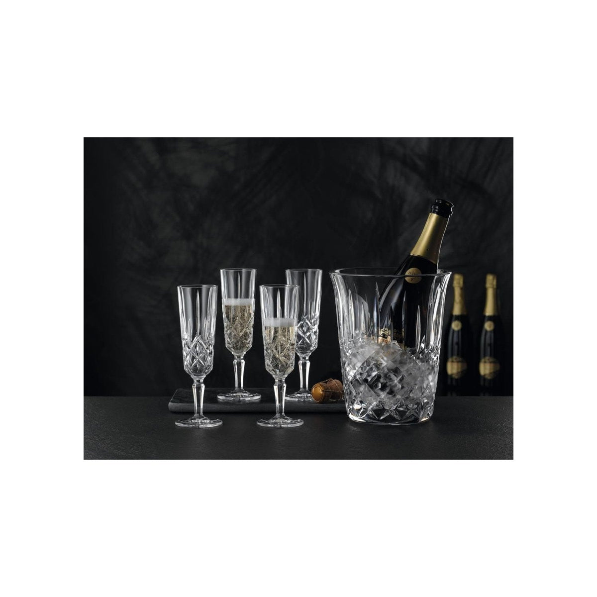 Nachtmann Noblesse champagneglazen naast een champagnefles in een ijsemmer