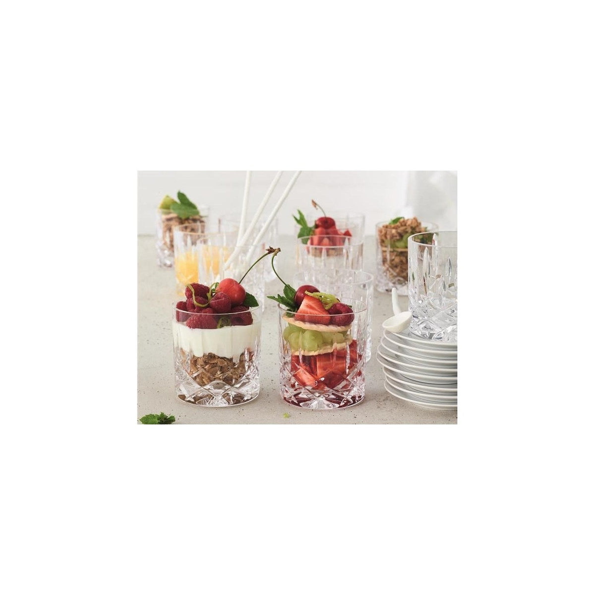 Nachtmann Noblesse whiskyglazen gevuld met een laagjesdessert van aardbeien en granola