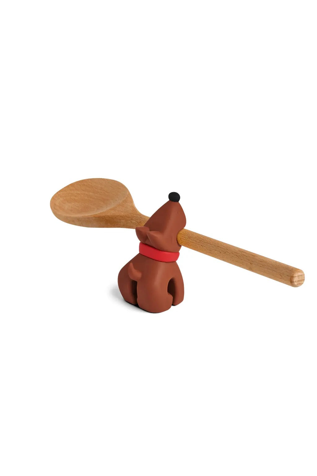 Bruin hondje houdt een houten lepel vast op een pan