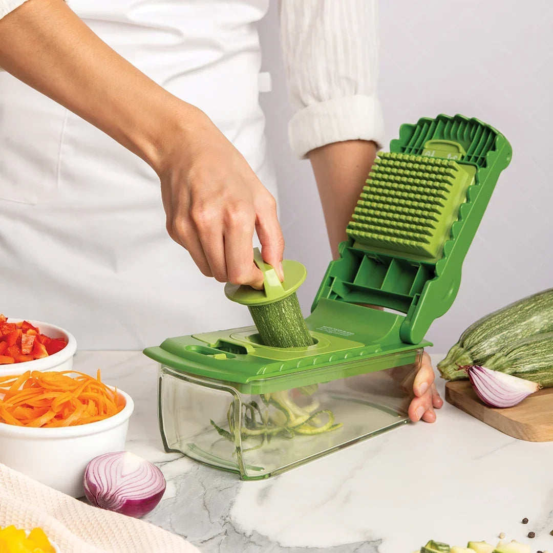 Courgette wordt door het snijrooster van de Croc Chop naar beneden geduwd