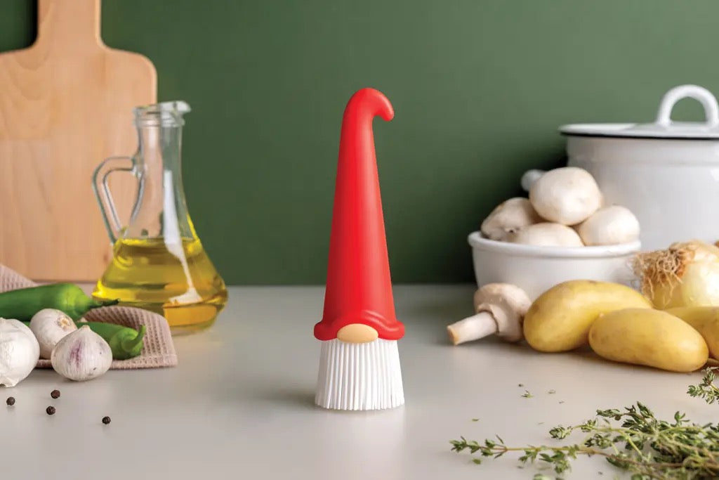 Rode kabouter-bakkwast naast olijfolie en aardappelen
