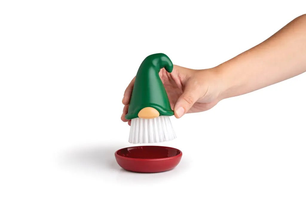 Hand pakt de groene kabouterborstel uit zijn schaaltje