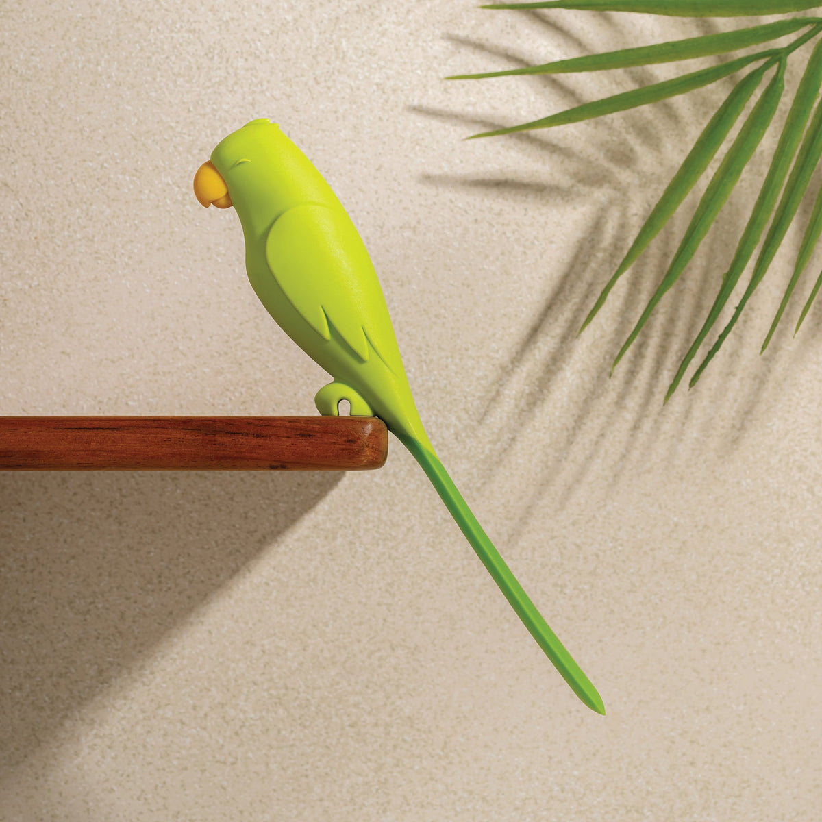 De groene spatel hangt aan een houten rand
