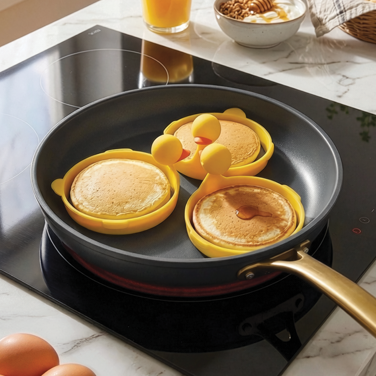 Drie eendenringen met pannenkoekjes in een koekenpan