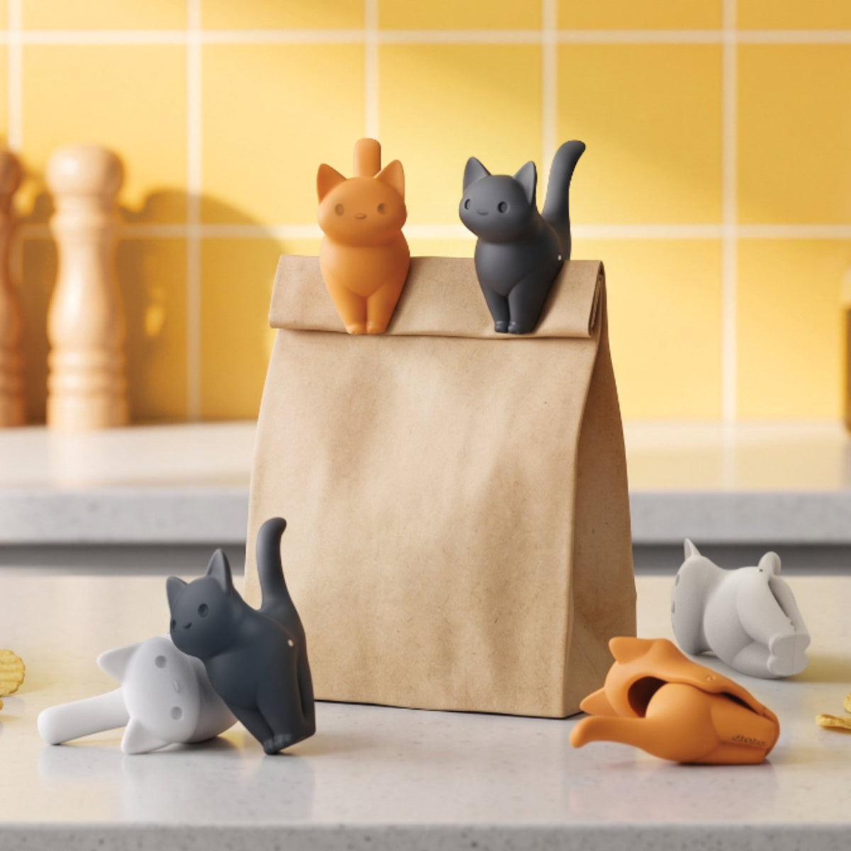 Kattenclips sluiten papieren zakken op een keukenblad