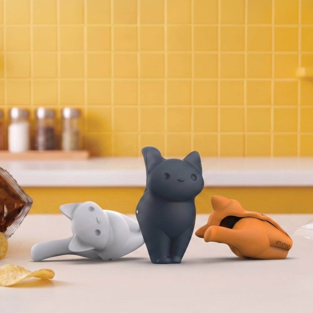 Twee kattenclips liggen naast gemorste chips