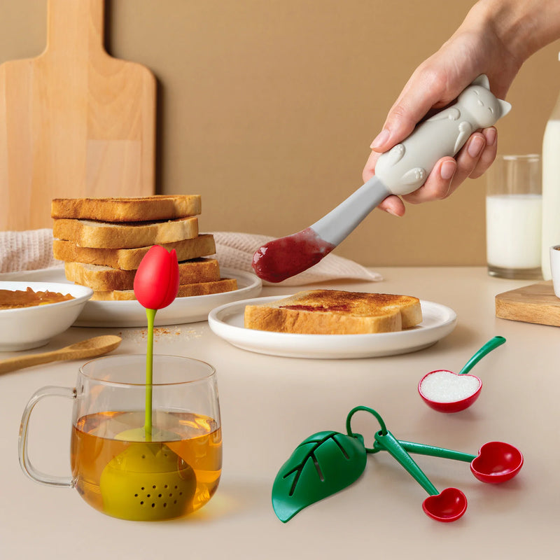 Drie Ototo keukenhulpjes in gebruik aan de ontbijttafel