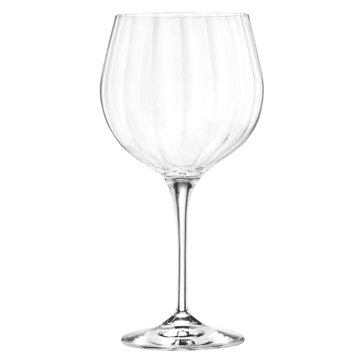 Eén gin-tonicglas met optiekribbels op witte achtergrond