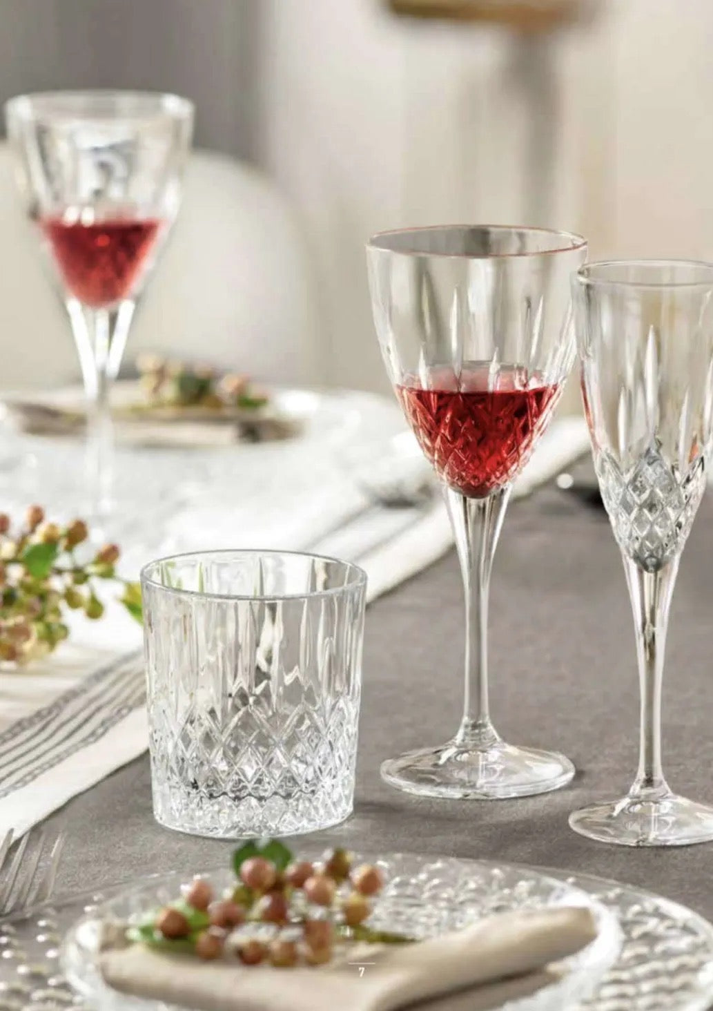 Gedekte tafel met een London-tumbler, wijnglas en flute met rode wijn